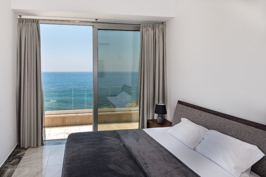 Элегантная спальня на роскошной вилле Olymp Luxury Villa D