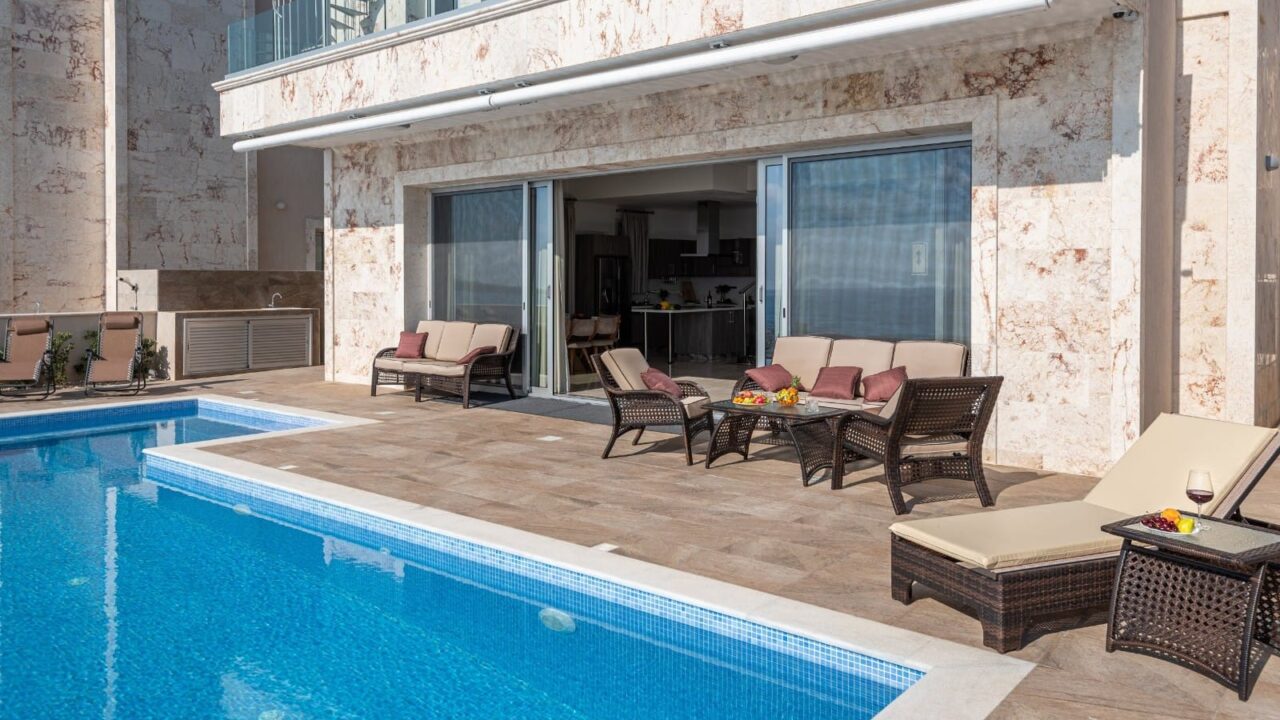 Веранда At Olymp Luxury Villa D с видом на бассейн