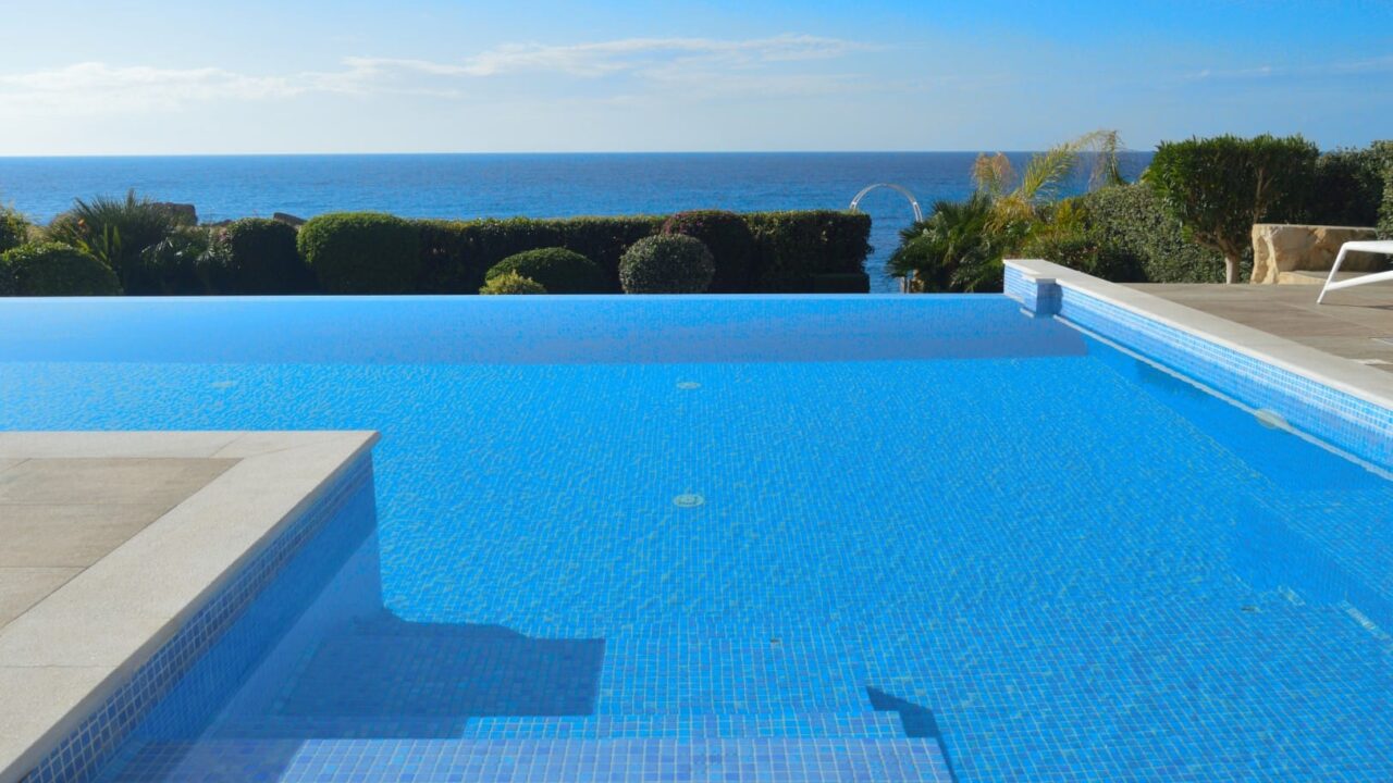 Бассейн и вид на море от Olymp Luxury Villa D