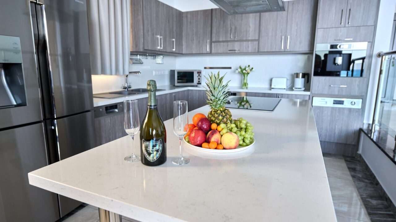 Кухня с кухонным островом в Olymp Luxury Villa D