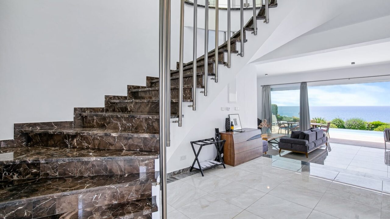 Лестница в спальни в Olymp Luxury Villa D