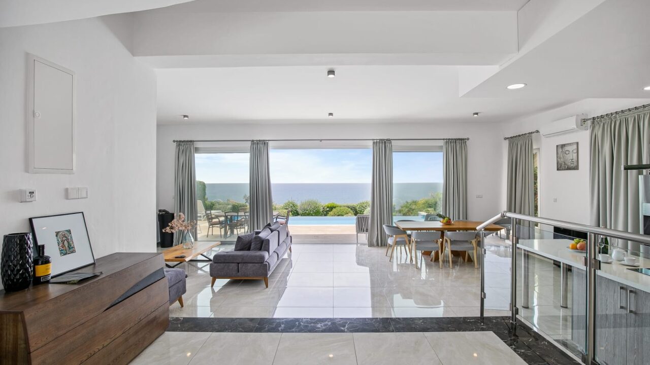 Вид на море из гостиной Olymp Luxury Villa D