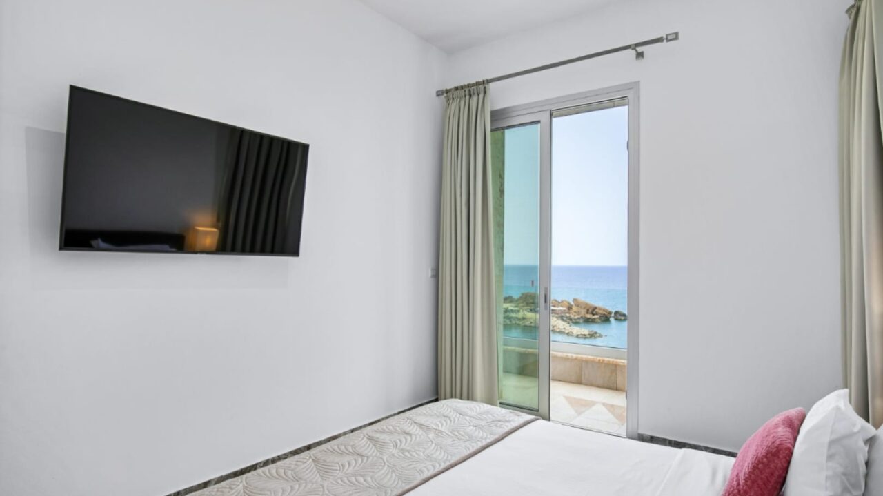 Спальня с видом на море в Olymp Luxury Villa D