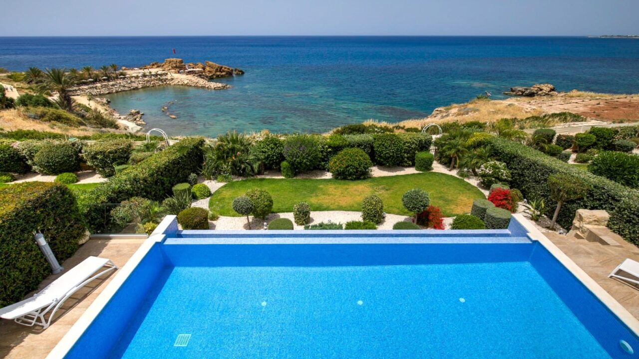 Вид с балкона, вид на море. Вид на сад и вид на бесконечный бассейн